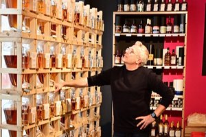 Amphorenregal + Herr Heine